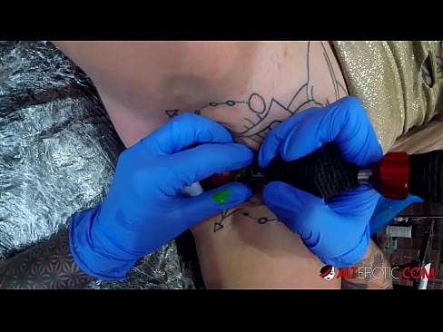 ❤️ Extrem tattooed Hottie Sully Savage krut en Tattoo op hirem Klitoris ☑ Qualitéit Porno op Porno lb.dreamlandpassionfever.ru ﹏